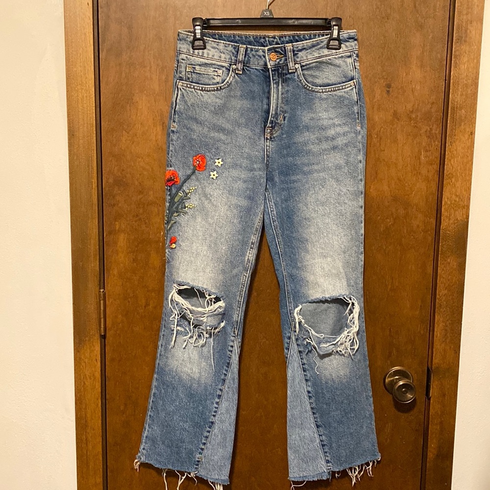 H&M &DENIM distressed embroidered cropped jeans. SO cute!! Size US 26.